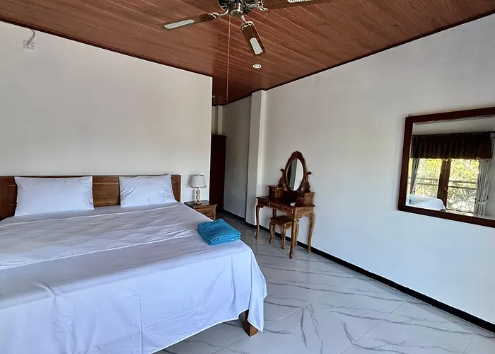 Rumah Wayans Lipah Bed & Breakfast