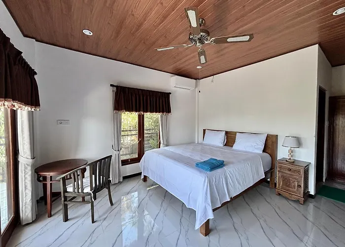 Bed & Breakfast Rumah Wayans Lipah 2*