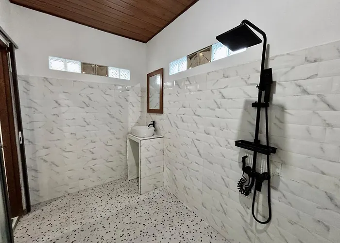 Bed & Breakfast Rumah Wayans Lipah 2*
